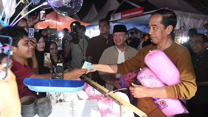 Momen Presiden Jokowi Beli Gulali di Festival Tabut Bengkulu Lalu Dibagi ke Menteri Basuki dan Pratikno