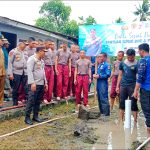 Kapolres Kepulauan Meranti, AKBP Andi Yul melihat langsung proses pembuatan sumur bor di Desa Banglas.