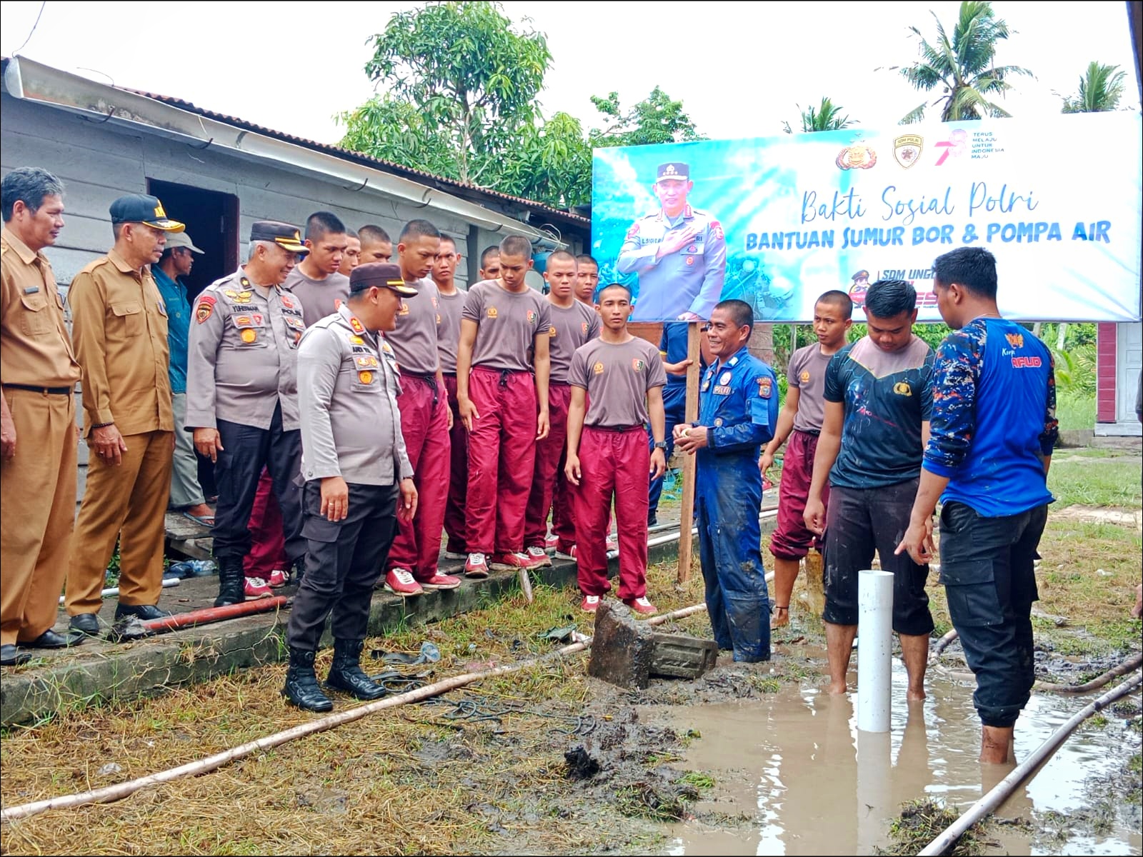 Kapolres Kepulauan Meranti, AKBP Andi Yul melihat langsung proses pembuatan sumur bor di Desa Banglas.