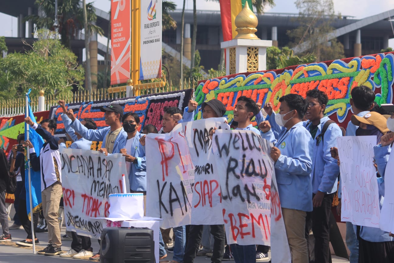 Penyampaian Tuntutan Massa Aksi Evaluasi 66 Tahun Riau, Pekanbaru, Selasa 8 Agustus 2023. KABAR CAKRAWALA/Dwiki Bernadio