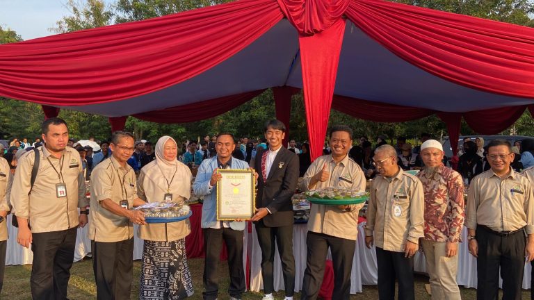 Penganugerahan Rekor Muri Sajian Bolu Kemojo Terbanyak Oleh BEM UNRI, Pekanbaru, Kamis 10 Agustus 2023. KABAR CAKRAWALA/Dwiki Bernadio