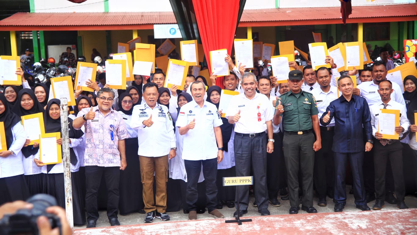 Plt Bupati Meranti, H. Asmar Dampingi Gubri Syamsuar Serahkan SK PPPK Guru di Kepulauan Meranti (30/8/2023).