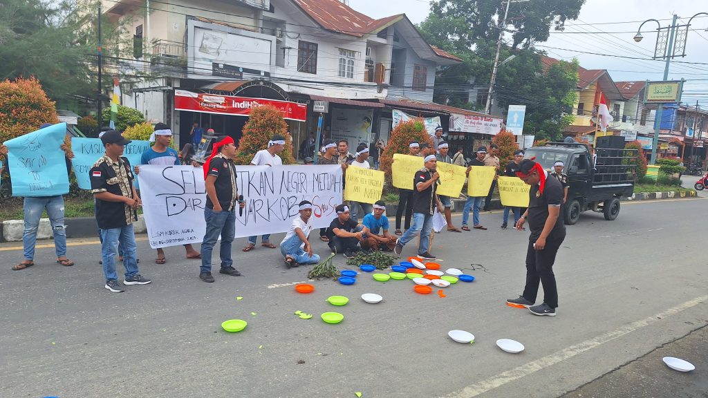 Aksi Damai LSM KOREK di Depan Gedung DPRK Kab. Aceh Tenggara