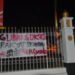 Spanduk propaganda bertuliskan "Gubri Sukses Rakyat Sejahtera. Bercyanda"di depan Kantor Gubernur Riau.