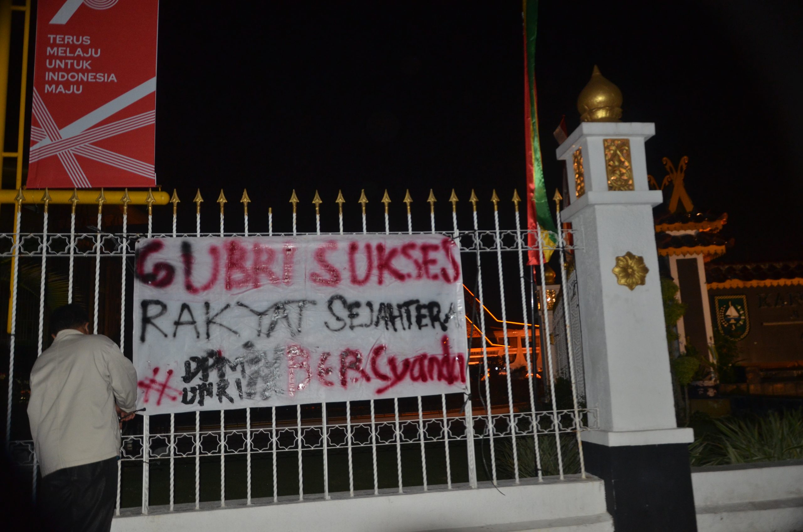 Spanduk propaganda bertuliskan "Gubri Sukses Rakyat Sejahtera. Bercyanda"di depan Kantor Gubernur Riau.