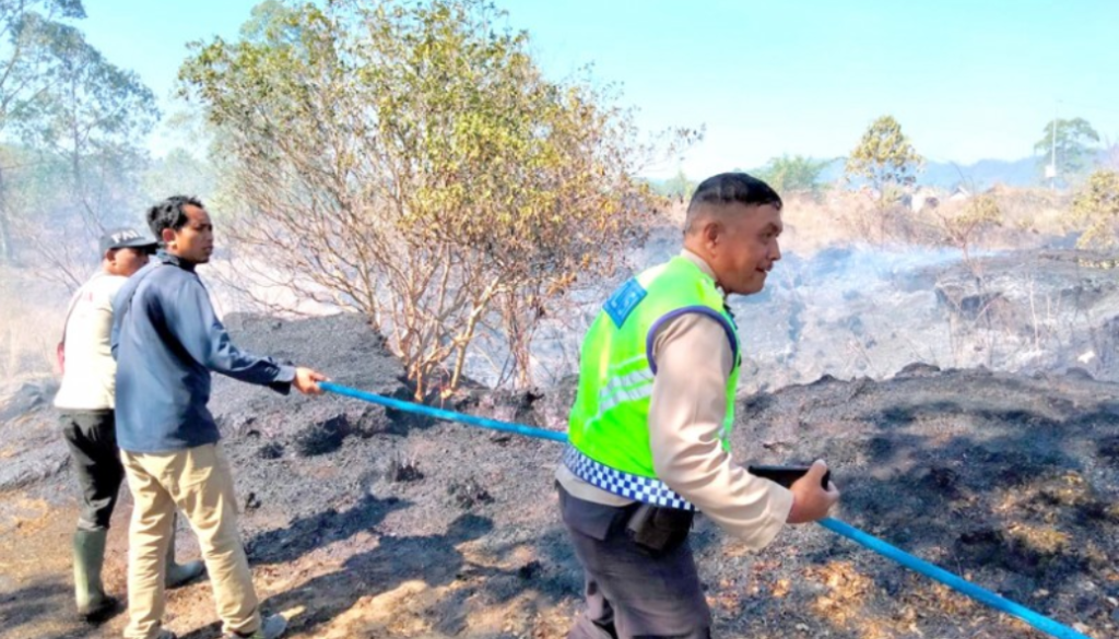 Proses pemadaman kebakaran di kawasan TWA Gunung Batur Bukit Payang, Kecamatan Kintamani, Bangli, Kamis (19/10).