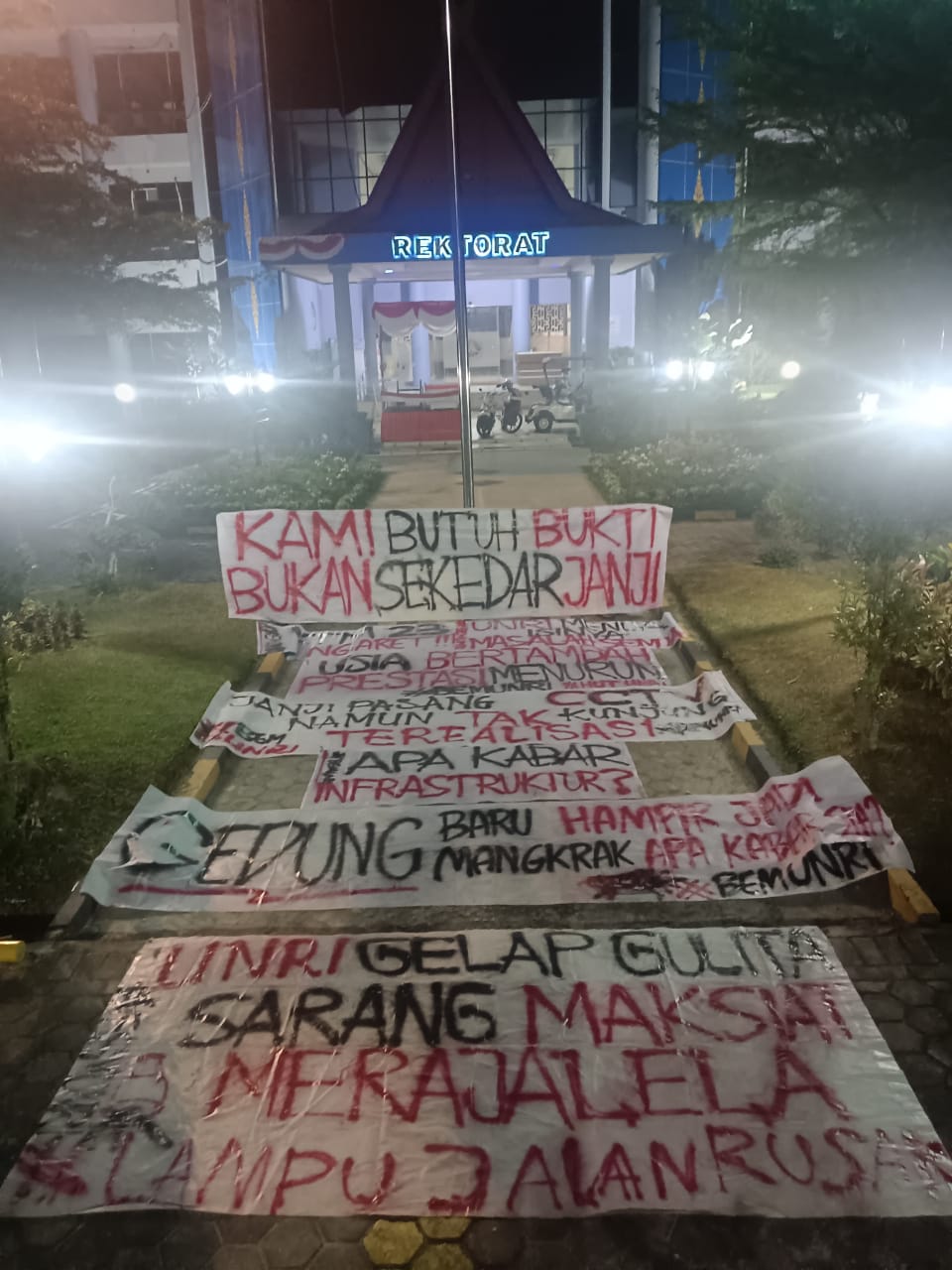 Spanduk Propaganda Kritik 61 Tahun Universitas Riau, Pekanbaru