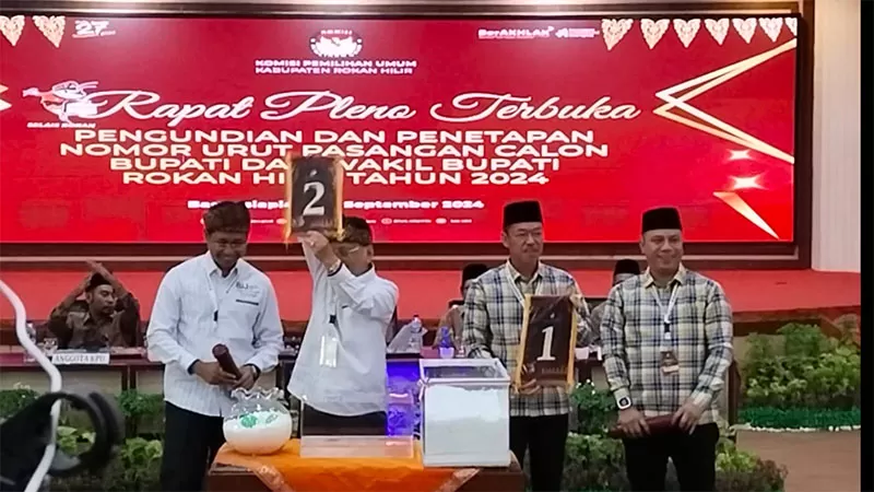 Paslon Bupati dan Wabup Rohil menunjukkan nomor urut pencalonan, Afrizal Sintong-Setiawan (Asset) nomor urut 1 dan H Bistamam-Jhoni Charles (Bijak) nomor urut 2.