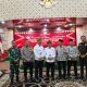 Paslon Bupati dan Wabup Rohil menunjukkan nomor urut pencalonan, Afrizal Sintong-Setiawan (Asset) nomor urut 1 dan H Bistamam-Jhoni Charles (Bijak) nomor urut 2.