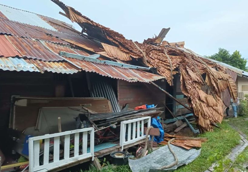 Kondisi rumah warga di Desa Alai, Tebing Tinggi Barat akibat angin kencang