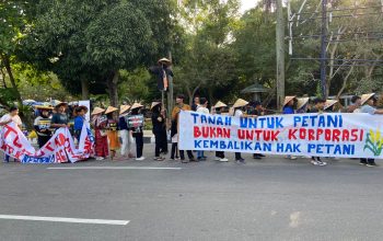 Massa melakukan long march dan pembentangan spanduk, dalam rangka memperingati Hari Tani Nasional di Area CFD Pekanbaru (29/09/2024).