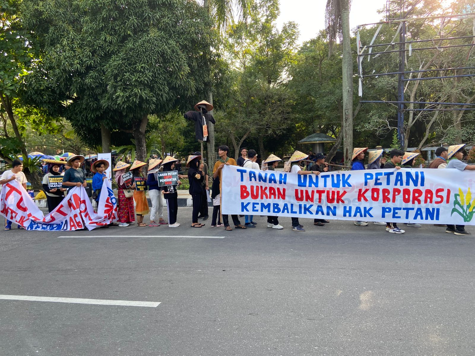 Massa melakukan long march dan pembentangan spanduk, dalam rangka memperingati Hari Tani Nasional di Area CFD Pekanbaru (29/09/2024).