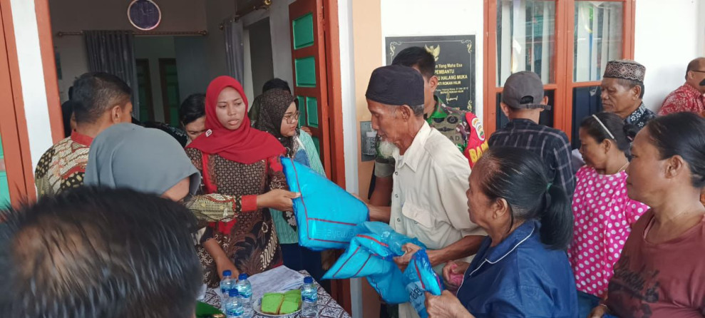 Pembagian Kelambu Berinsektisida kepada Masyarakat di Panipahan, Kecamatan Pasir Limau Kapas