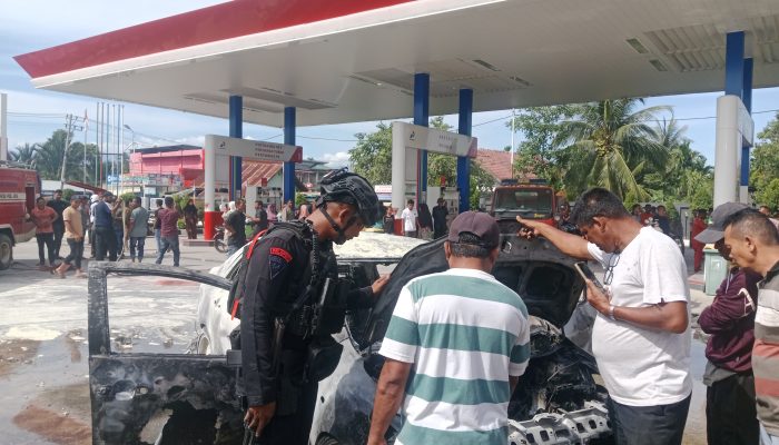 Detik-Detik Toyota Vios Hitam Terbakar Saat Isi BBM di SPBU Pidie Jaya — Brimob dan Damkar Beraksi Cepat!