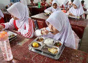 DPR Tegaskan MBG Tidak Gunakan Dana Pendidikan